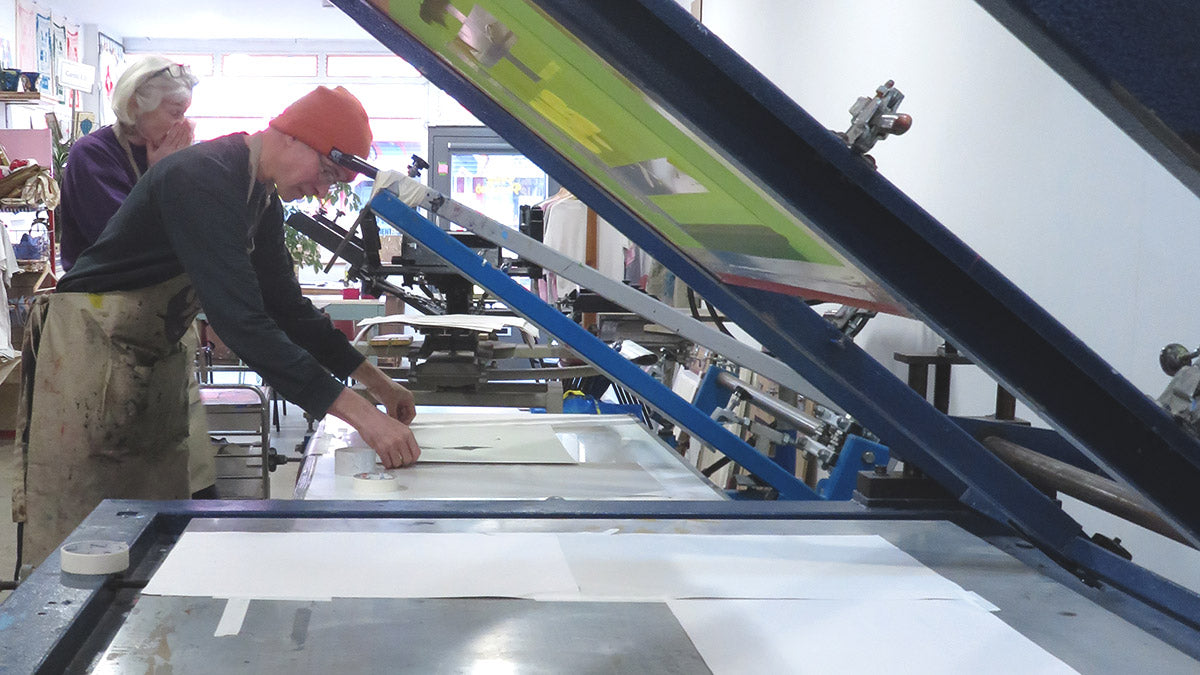 Screen printer printing using vacuum table, printing on paper 